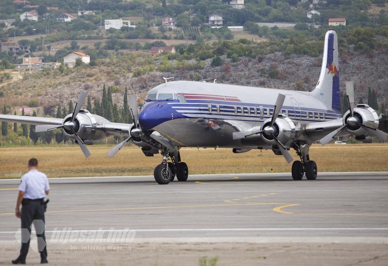 Titov avion sletio u Mostar - Titov predsjednički avion sletio u Mostar, mamio uzdahe 